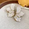 Brincos Retro Europeus e Americanos de Prata com Flor Dourada Gotejada, Brincos Simples e Modernos com um Toque de Luxo Leve e de Alta Qualidade, Design Único