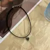 Corrente para clavícula estilo punk de couro preto com coração de pêssego retrô Acessórios simples femininos colar curto estilo frio doce garota legal