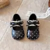 Zapatos de piel de lunares para bebé niña, zapatos de princesa retro con lazo de encaje para otoño e invierno, zapatos infantiles de suela blanda con velcro