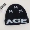 Gorro de alta calidad de mezcla de lana coreana, perfecto para otoño e invierno, hace que tu cara se vea más pequeña, presenta un patrón de jacquard con letras y tiene un ajuste holgado y cómodo