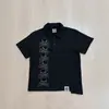 Camiseta de Verano de Manga Corta Estilo Ins Transfronterizo con Calavera de Pedrería Oscura, Diseño de Hebilla Metálica Lateral y Cuello Solapa, Top de Corte Holgado