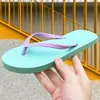 Sandálias de moda versáteis e brilhantes, novas chinelos de praia de verão à prova d'água para mulheres, adequados para viagens e uso ao ar livre