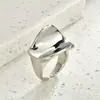 Luxo Leve e Sensação de Alta Qualidade, Anel de Metal Irregular, Estilo de Designer de Nicho, Superfície Lisa Curva, Anel Aberto Banhado a Ouro 18K para Mulheres