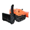 Lançador de neve sobre esteiras controlado remotamente, capaz de navegar por estradas montanhosas, apresentando um design que separa o operador da máquina e servindo tanto como empurrador de neve quanto como lançador de neve.