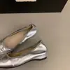 Primer encuentro de la temporada: Zapatos rojos poco profundos de mariposa que aumentan la altura, zapatos de primavera y otoño con gorro y dobladillo, combinados con una falda, zapatos planos Mary Jane