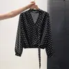 Camisa retro francesa de lunares con volantes, cuello en V y manga larga para mujer, un top holgado único y hermoso que estiliza la figura y exhala elegancia, perfecto para otoño