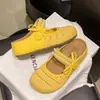 Chinelos de Pérola Respiráveis de Verão e Primavera, Novo Design de Moda, Tamanho Pequeno, Bico Fechado para Mulheres, Design Slip-On, Sapatos Preguiçosos Femininos com Design Vazado