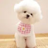 Babador Fofo de Cachorrinho Xadrez com Flores para Pet Toalha de Baba Bichon Teddy Pomeranian Lenço Acessórios para Gato