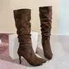 Botas Femininas Plus Size para Comércio Exterior Transfronteiriço Novo Estilo Outono e Inverno 2025 Camurça Salto Agulha Bico Fino Cor Sólida Botas de Moda para Mulheres