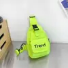 Nova Bolsa Casual Colorida para Crianças, Bolsa de Ombro Tendência Cool Estilo Coreano para Meninos e Meninas, Bolsa de Peito Simples e Fashion, Dropshipping de Peça Única