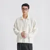 Camisa tipo polo de otoño para hombre, de corte holgado, sencilla y elegante, con diseño de dos piezas falso, cuello medio abierto y pequeño bordado en W, que ofrece un toque de lujo discreto.
