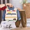 Roupas de Primavera para Meninos 2026 Novo Conjunto Estiloso para Bebês, Conjunto de Três Peças com Suéter, Colete e Camisa para Primavera e Outono para Bebês e Crianças Pequenas