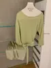 WGWE Suéter de punto casual estilo coreano para otoño con cinturón en el dobladillo, entallado a la cintura, de manga larga, hombros descubiertos para mujer W10751
