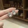 Pendientes Exquisitos de Diamante Brillante Moda Diseño de Nicho Flor de Circonita Microincrustada Perla Pendientes de Botón Florales Personalizados Joyería para Orejas de Lujo Ligero