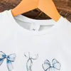 [Estilo Novo Verão 2026] Conjunto Feminino Manga Curta: Camiseta com Estampa de Laço + Calça Flare de Imitação Jeans