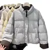 Casaco de algodão com gola alta em cor contrastante para mulheres, estilo curto para o inverno, novo modelo popular de 2026, jaqueta fashion espessa para mulheres baixinhas