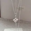 Colar de Trevo de Quatro Folhas com Mãe de Pérola Branca em Relevo Estilo Palácio Retrô em Prata de Lei S925 para Mulheres, Corrente de Clavícula de Alto Padrão, Elegante e Exquisite