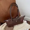 Bolso de hombro tipo baguette de gamuza patchwork, ligero y lujoso, estilo retro para mujer, nueva colección de otoño 2026, que irradia un ambiente sofisticado y elegante, perfecto para ir al trabajo