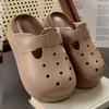 Sapatos da Moda com Orifícios Externos para Vestir Sapatos Femininos Verão 2025 Novos Chinelos Antiderrapantes Salto Alto Baotou Sapatos de Sola Grossa Sandálias