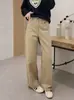 ¡Pantalones de doble bolsillo con detalles de botones de madera! Estos son pantalones de trabajo de algodón lavado, bien confeccionados y con un ajuste estructurado, que presentan un diseño de pierna recta y pierna ancha, perfectos para el uso casual en otoño.