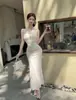 Elegante e sexy vestido halter sem costas estilo francês, projetado com cintura marcada, perfeito para eventos noturnos, um vestido longo que valoriza a silhueta para o verão