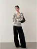 Suéter Henley de malha listrado clássico estilo francês para mulheres, perfeito para o outono, com um design sofisticado e slim fit, mangas compridas e um padrão jacquard.