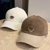 Gorra de Béisbol de Pana con Oso de Dibujos Animados para Mujer Ala Ancha Hace que la Cara Parezca Más Pequeña Gorro Grueso y Cálido Estilo Coreano Parte Superior Suave Gorra Plana Moderna