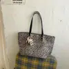 Nuevo bolso de mano con estampado de leopardo transfronterizo para mujer, bolso tote moderno y a la moda, bolso de hombro casual de gran capacidad para el día a día