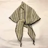 Bufanda Triangular de Algodón y Lino a Rayas Estilo Japonés, Corbata de Cuello para Mujer, Pañuelo para la Cabeza Versátil de Nicho para Verano con un Toque Vintage y Borlas
