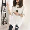 Camiseta de Manga Curta D141 para Mulheres com Furos Discretos 2025 Verão Novo Estilo Tops Brancos Soltos Tops Estudantis Modernos