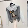 Conjunto estilo preppy para meninas para primavera e outono: um novo conjunto de colete e camisa de desenho animado, doce e fofo, em camadas com jeans - um conjunto de três peças