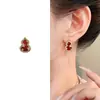 Pendientes rojos con forma de gota de aceite tachonados de circonita con un aire de alta gama, versátiles y versátiles, estilo de hada nicho, modernos y nuevos pendientes de botón elegantes con forma de calabaza para mujer