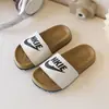 Pantuflas de exterior para niñas, nuevos zapatos de verano para niños de punta abierta, sandalias de dibujos animados con suela blanda, sandalias para niños