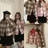 Foto Real de Conjunto de Casaco Curto Acolchoado Xadrez Doce Estilo Coreano e Cachecol para Mulheres, Novo Modelo Inverno 2026, Elegante Conjunto de Duas Peças