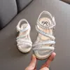 Novas Sandálias de Verão para Meninas 2026 Estilo Coreano Sapatos de Princesa com Pérolas Abertos na Ponta para Crianças Pequenas, Médias e Grandes Sapatos de Performance