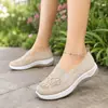 Zapatos de Tela Old Beijing Bai Zhenhe para Mujer, Zapatos de Malla Bordados Huecos Transpirables de Suela Suave, Slip-On de Suela Gruesa para Madres de Mediana Edad y Mayores