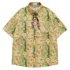 Fundo Verde Estilo Americano com Flores Amarelas por Toda Parte, Camisa de Manga Curta com Colarinho para Homens, Combinada com Fitas Florais, Leve e Fluida, Caimento Solto, Estilo de Férias