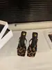 Sapatos de Salto Alto Pequeno Franceses Prateados de Temperamento para Mulheres Calçados de Exterior Sandálias com Estampa de Leopardo Novo Verão 2025