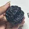 Uma variedade de peças de mão de madeira preta de couro, ornamentos de escultura em ébano, presentes artesanais, escultura em madeira maciça, bola de cuidados com a saúde corajosa e outros atacado