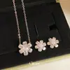 Collar con colgante de flor de circón de estilo delicado, cadena para la clavícula de temperamento nicho de lujo ligero, accesorio femenino de alta gama versátil y de moda