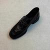 Piel Genuina de Vacuno Retro Estilo Británico Punta Redonda Remache Plisado Pedal Negro Zapatos de Cuero Pequeños Mocasines para Mujer