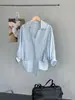 Camisa Plissada Irregular com Amarração na Cintura Estilo Long-Termism de Jiang Chi Simples e Elegante Decote V Afinando Top 810