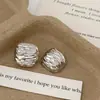 Brincos de Metal de Luxo Leve de Nicho de Alta Qualidade para Mulheres 2025 Novos Brincos Dourados Retrô Populares Brincos Únicos Elegantes