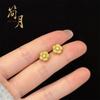 Aretes Sencillos y Elegantes Chapados en Oro con Diamantes y Diseño de Flor de Durazno Cepillado, Color Duradero, Diseño de Nicho de Alta Gama, Regalo de Lujo Ligero para Novia