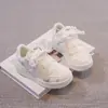 Zapatos para Niños 2026 Otoño/Invierno Nuevo Estilo Tenis Casuales para Niños Moda Coreana Niños y Niñas Estudiante Dibujos Animados Zapatos Blancos Modernos