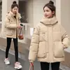 Jaqueta Feminina Curta de Algodão 2025 Novo Inverno Acolchoada Quente Estilo Coreano Solta Puffer com Capuz Casaco de Algodão