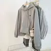 Sudadera gris con capucha para mujer, nuevo estilo otoño/invierno 2026, forrada de felpa, corte holgado, efecto adelgazante, muy elegante, perfecta para figuras petite.