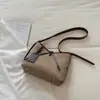 A bolsa tote retrô popular deste ano para mulheres é um modelo novo de verão 2026 de grande capacidade, versátil como bolsa de ombro ou transversal, e adequado para uso casual.