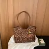 Novedad Otoño 2026 Bolso Tote de Hombro Único de Alto Valor, a la Moda, con Personalidad, Sensación Relajada, para Debajo del Brazo