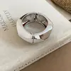 Pulsera redonda abierta de resina de borde ancho europea y americana, inspirada en la dopamina, fresca y versátil, joyería de nicho de alta gama para mujer